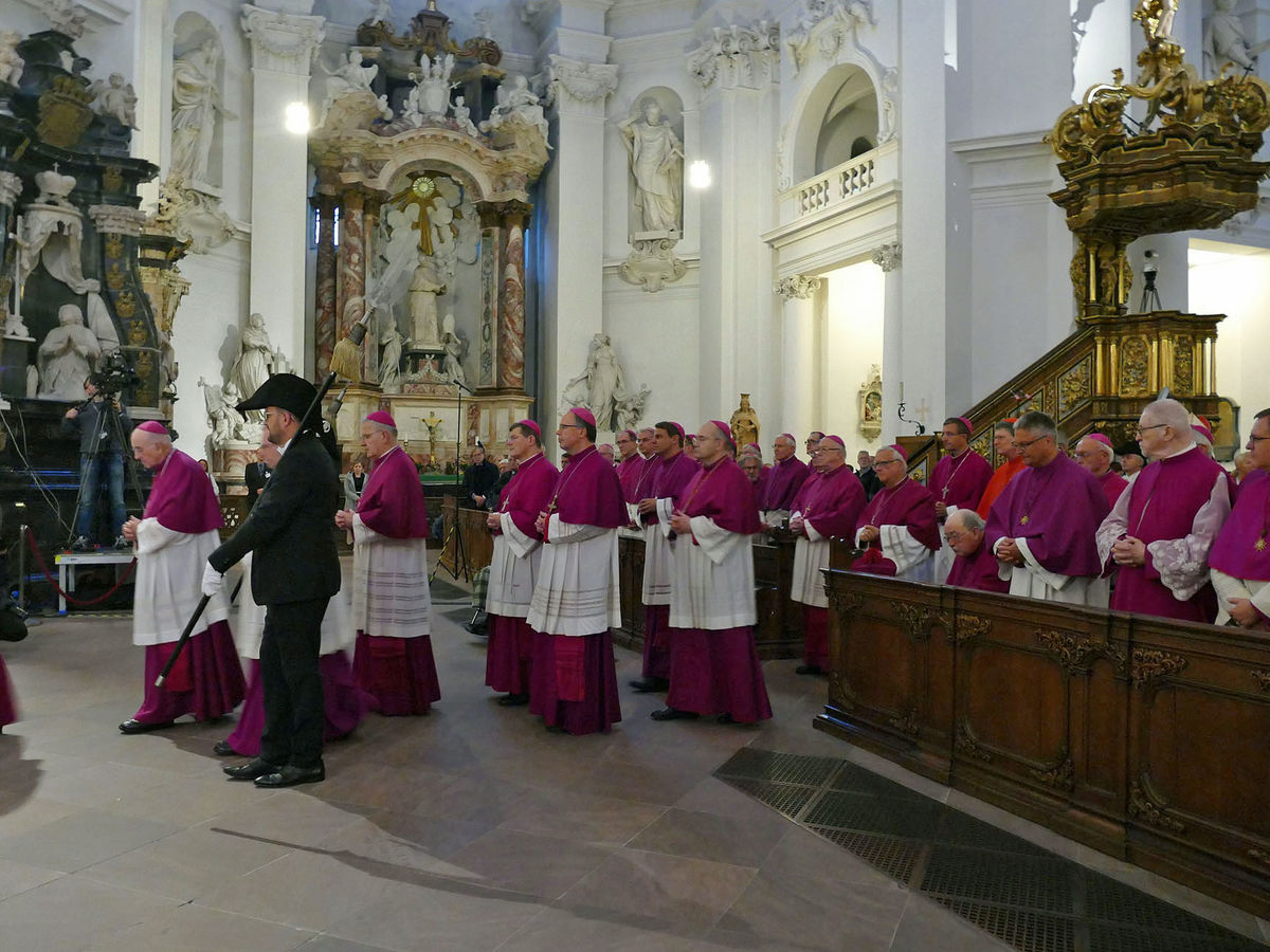 Abschlussvesper der Bischofskonferenz mit Austeilung des Bonifatiussegens (Foto: Karl-Franz Thiede)